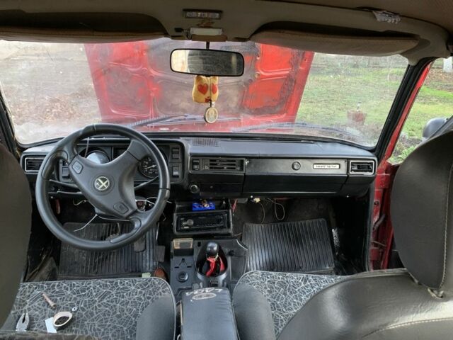 Красный ВАЗ 2105, объемом двигателя 1.5 л и пробегом 200 тыс. км за 475 $, фото 5 на Automoto.ua