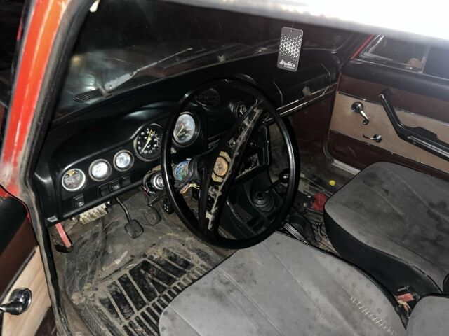 Красный ВАЗ 2105, объемом двигателя 1.5 л и пробегом 300 тыс. км за 284 $, фото 2 на Automoto.ua