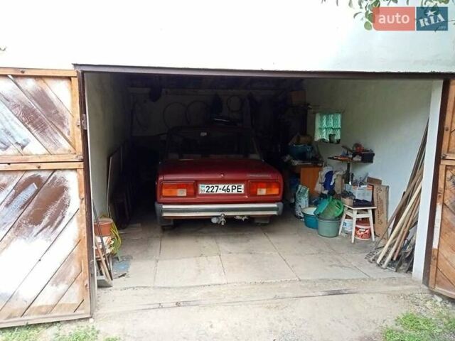 Красный ВАЗ 2105, объемом двигателя 1.5 л и пробегом 300 тыс. км за 1000 $, фото 3 на Automoto.ua