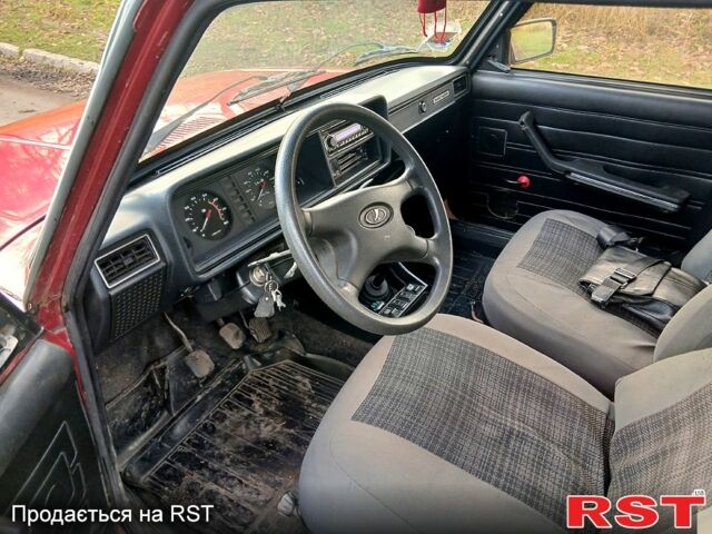 Красный ВАЗ 2105, объемом двигателя 1.5 л и пробегом 90 тыс. км за 1000 $, фото 8 на Automoto.ua