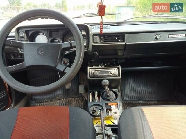 Красный ВАЗ 2105, объемом двигателя 1.5 л и пробегом 300 тыс. км за 1000 $, фото 4 на Automoto.ua