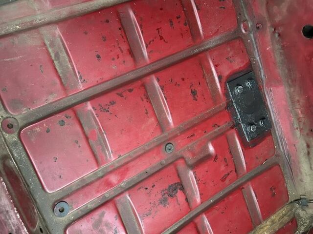 Красный ВАЗ 2105, объемом двигателя 1.5 л и пробегом 88 тыс. км за 1100 $, фото 4 на Automoto.ua