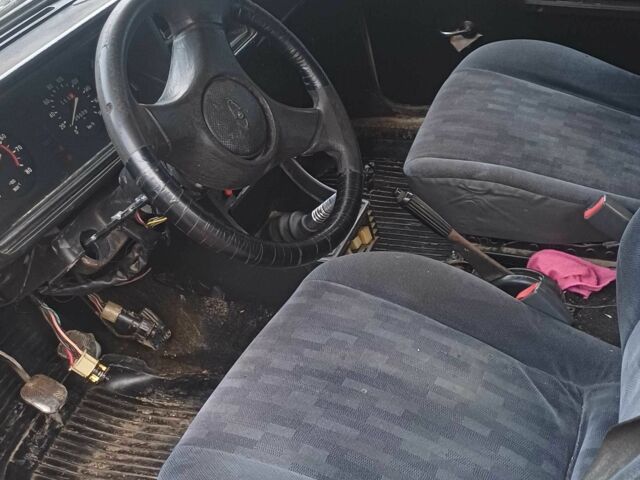 Желтый ВАЗ 2105, объемом двигателя 1.5 л и пробегом 350 тыс. км за 311 $, фото 4 на Automoto.ua