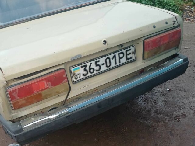 Желтый ВАЗ 2105, объемом двигателя 1.5 л и пробегом 350 тыс. км за 311 $, фото 2 на Automoto.ua