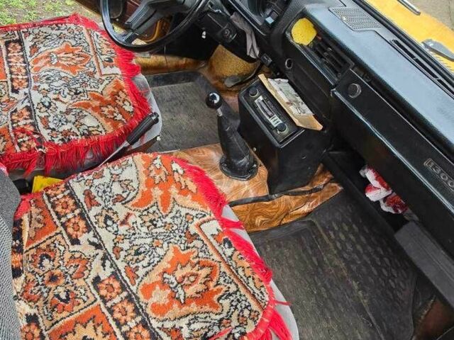 Желтый ВАЗ 2105, объемом двигателя 1.3 л и пробегом 300 тыс. км за 556 $, фото 2 на Automoto.ua