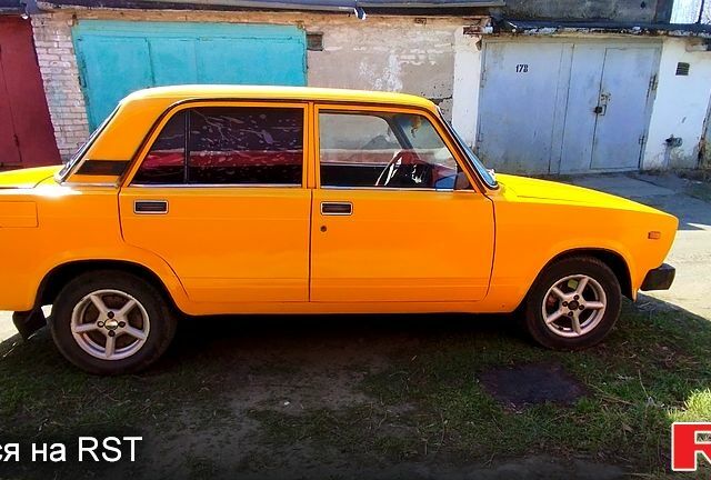 Желтый ВАЗ 2105, объемом двигателя 13 л и пробегом 720 тыс. км за 1350 $, фото 2 на Automoto.ua
