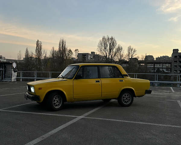 Жовтий ВАЗ 2105, об'ємом двигуна 1.2 л та пробігом 200 тис. км за 901 $, фото 2 на Automoto.ua