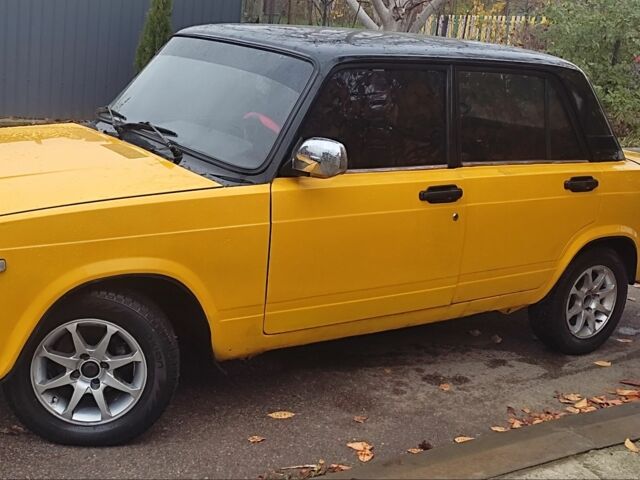 Желтый ВАЗ 2105, объемом двигателя 1.2 л и пробегом 120 тыс. км за 1097 $, фото 3 на Automoto.ua
