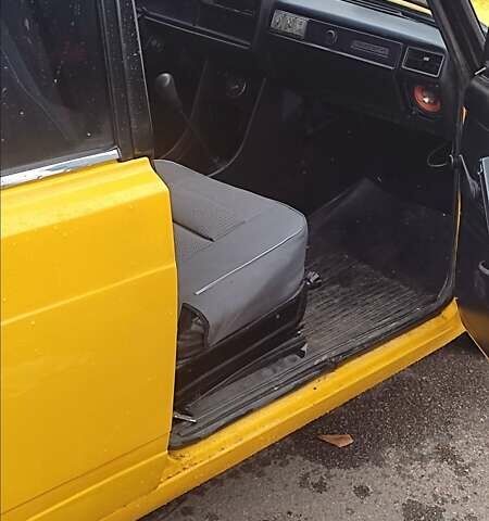 Желтый ВАЗ 2105, объемом двигателя 1.2 л и пробегом 120 тыс. км за 1097 $, фото 6 на Automoto.ua
