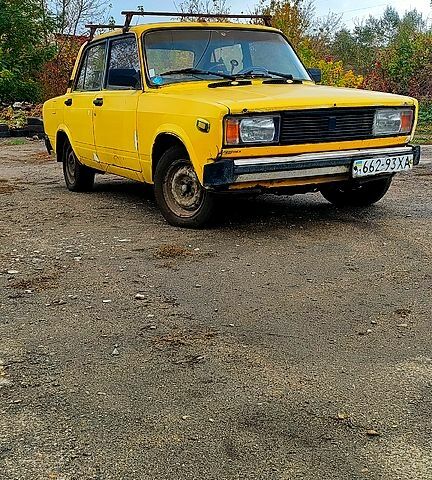 Желтый ВАЗ 2105, объемом двигателя 1.3 л и пробегом 777 тыс. км за 360 $, фото 1 на Automoto.ua