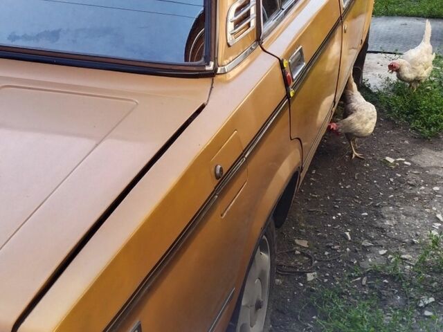 Желтый ВАЗ 2105, объемом двигателя 1.3 л и пробегом 300 тыс. км за 800 $, фото 1 на Automoto.ua