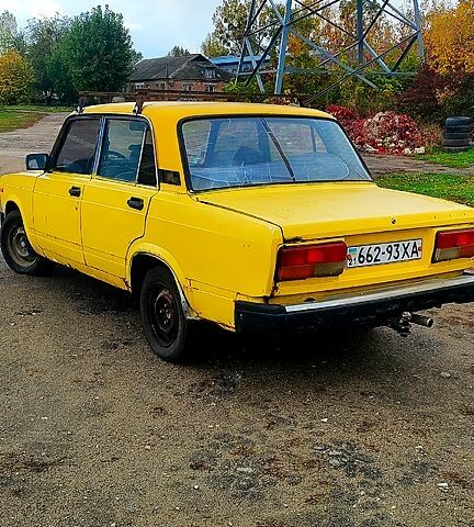 Желтый ВАЗ 2105, объемом двигателя 1.3 л и пробегом 777 тыс. км за 360 $, фото 3 на Automoto.ua