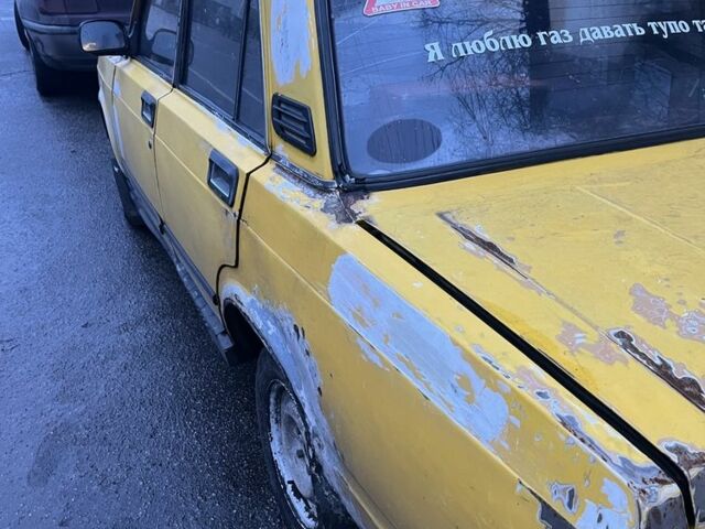 Желтый ВАЗ 2105, объемом двигателя 1.5 л и пробегом 300 тыс. км за 356 $, фото 3 на Automoto.ua