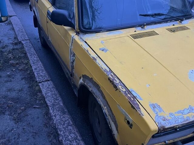Желтый ВАЗ 2105, объемом двигателя 1.5 л и пробегом 300 тыс. км за 356 $, фото 1 на Automoto.ua