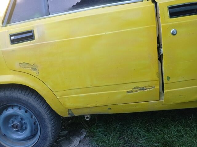 Желтый ВАЗ 2105, объемом двигателя 1.5 л и пробегом 546 тыс. км за 578 $, фото 3 на Automoto.ua