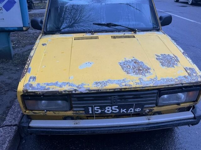 Желтый ВАЗ 2105, объемом двигателя 1.5 л и пробегом 300 тыс. км за 356 $, фото 2 на Automoto.ua