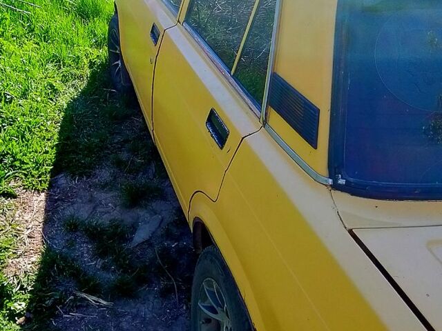 Желтый ВАЗ 2105, объемом двигателя 1.5 л и пробегом 0 тыс. км за 500 $, фото 4 на Automoto.ua