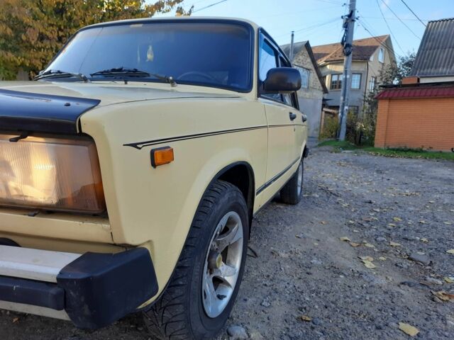 Желтый ВАЗ 2105, объемом двигателя 1.3 л и пробегом 250 тыс. км за 1100 $, фото 3 на Automoto.ua