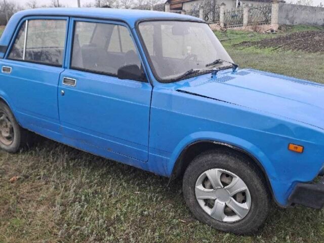 Синий ВАЗ 2105, объемом двигателя 1.5 л и пробегом 250 тыс. км за 710 $, фото 2 на Automoto.ua