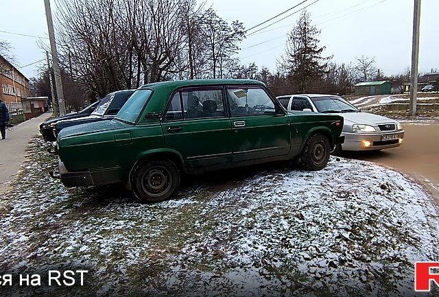 Зеленый ВАЗ 2105, объемом двигателя 1.5 л и пробегом 110 тыс. км за 1000 $, фото 4 на Automoto.ua