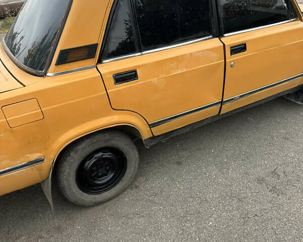 Оранжевый ВАЗ 2105, объемом двигателя 1.3 л и пробегом 200 тыс. км за 400 $, фото 3 на Automoto.ua