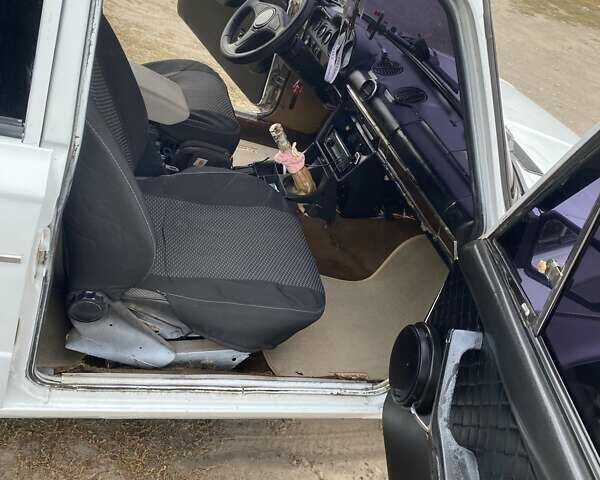 Білий ВАЗ 2106, об'ємом двигуна 1.5 л та пробігом 300 тис. км за 700 $, фото 6 на Automoto.ua