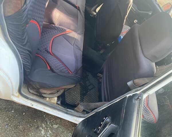 Белый ВАЗ 2106, объемом двигателя 1.29 л и пробегом 300 тыс. км за 800 $, фото 5 на Automoto.ua