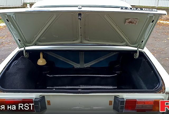 Білий ВАЗ 2106, об'ємом двигуна 1.5 л та пробігом 36 тис. км за 3700 $, фото 13 на Automoto.ua