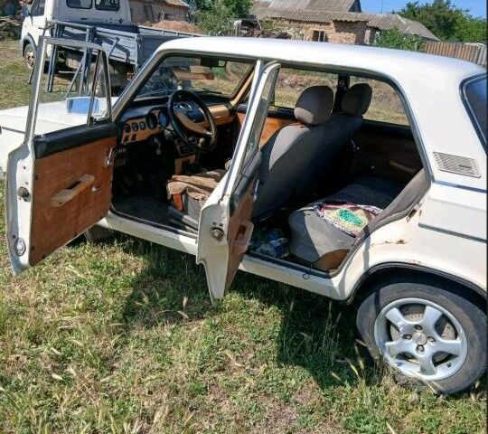 Бежевый ВАЗ 2106, объемом двигателя 1.5 л и пробегом 300 тыс. км за 900 $, фото 2 на Automoto.ua