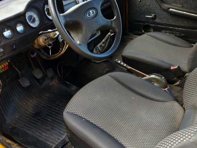 Желтый ВАЗ 2106, объемом двигателя 1.3 л и пробегом 84 тыс. км за 450 $, фото 4 на Automoto.ua
