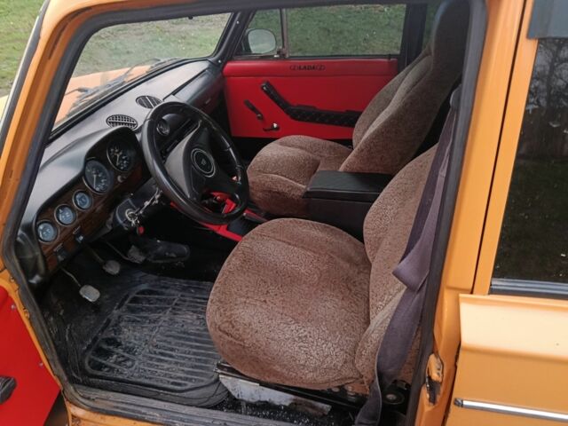 Желтый ВАЗ 2106, объемом двигателя 1.5 л и пробегом 240 тыс. км за 899 $, фото 5 на Automoto.ua