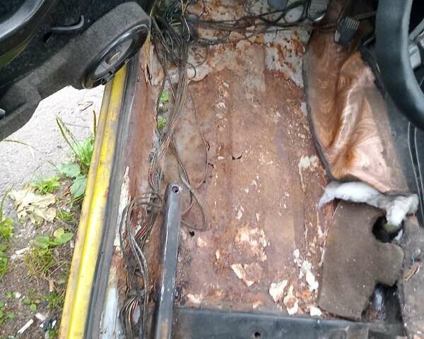 Желтый ВАЗ 2106, объемом двигателя 1.5 л и пробегом 230 тыс. км за 300 $, фото 10 на Automoto.ua