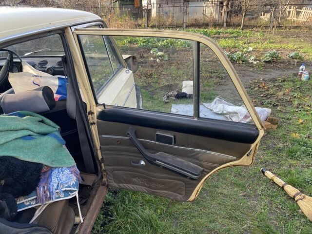 Желтый ВАЗ 2106, объемом двигателя 1.5 л и пробегом 3 тыс. км за 357 $, фото 10 на Automoto.ua