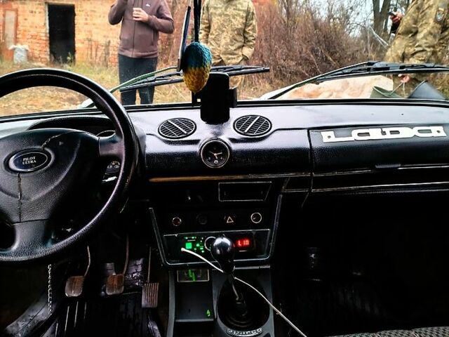 Зеленый ВАЗ 2106, объемом двигателя 1.6 л и пробегом 180 тыс. км за 500 $, фото 3 на Automoto.ua