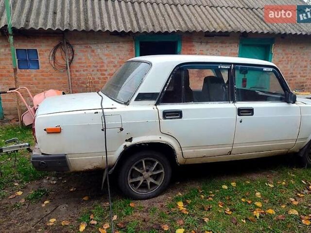 ВАЗ 2107 1986 в Краснокутске на Automoto.ua Белый ВАЗ 2107, объемом двигателя 1.5 л и пробегом 180 тыс. км за 600 $, фото 2 на Automoto.ua