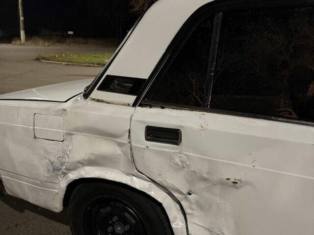 Белый ВАЗ 2107, объемом двигателя 1.5 л и пробегом 40 тыс. км за 461 $, фото 4 на Automoto.ua