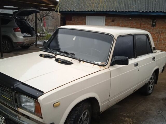 Белый ВАЗ 2107, объемом двигателя 1.5 л и пробегом 400 тыс. км за 800 $, фото 2 на Automoto.ua