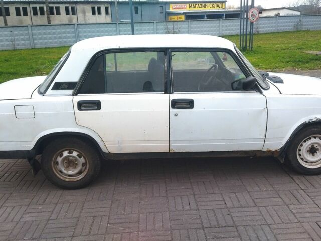 Белый ВАЗ 2107, объемом двигателя 1 л и пробегом 99 тыс. км за 555 $, фото 4 на Automoto.ua