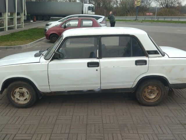 Белый ВАЗ 2107, объемом двигателя 1 л и пробегом 99 тыс. км за 555 $, фото 3 на Automoto.ua