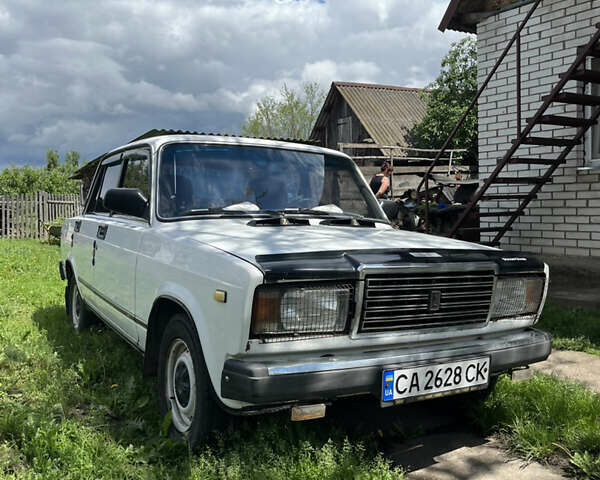 Белый ВАЗ 2107, объемом двигателя 1.3 л и пробегом 200 тыс. км за 999 $, фото 2 на Automoto.ua