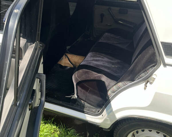 Белый ВАЗ 2107, объемом двигателя 1.3 л и пробегом 200 тыс. км за 999 $, фото 4 на Automoto.ua