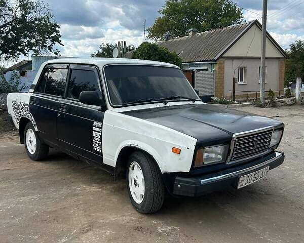 Белый ВАЗ 2107, объемом двигателя 1.6 л и пробегом 200 тыс. км за 850 $, фото 1 на Automoto.ua