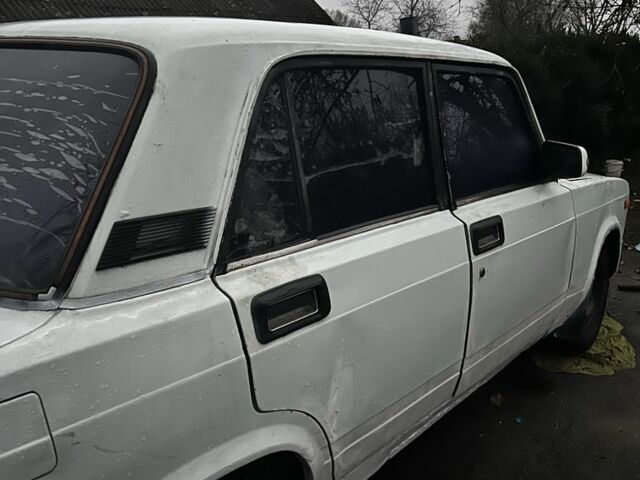 Белый ВАЗ 2107, объемом двигателя 1.5 л и пробегом 80 тыс. км за 381 $, фото 2 на Automoto.ua