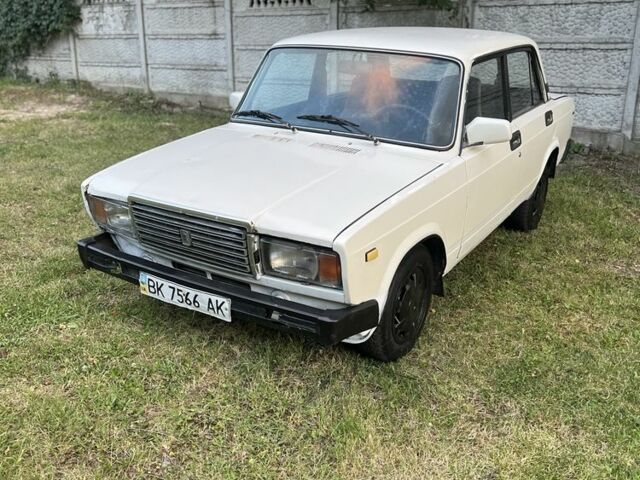 Белый ВАЗ 2107, объемом двигателя 1.5 л и пробегом 300 тыс. км за 650 $, фото 1 на Automoto.ua