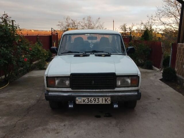 Белый ВАЗ 2107, объемом двигателя 1 л и пробегом 251 тыс. км за 800 $, фото 2 на Automoto.ua