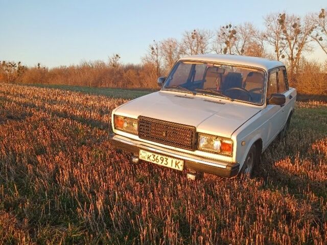 Белый ВАЗ 2107, объемом двигателя 1 л и пробегом 251 тыс. км за 800 $, фото 1 на Automoto.ua