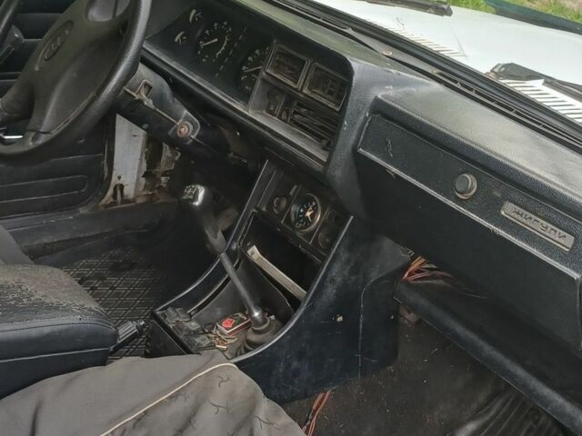 Белый ВАЗ 2107, объемом двигателя 1 л и пробегом 160 тыс. км за 409 $, фото 5 на Automoto.ua