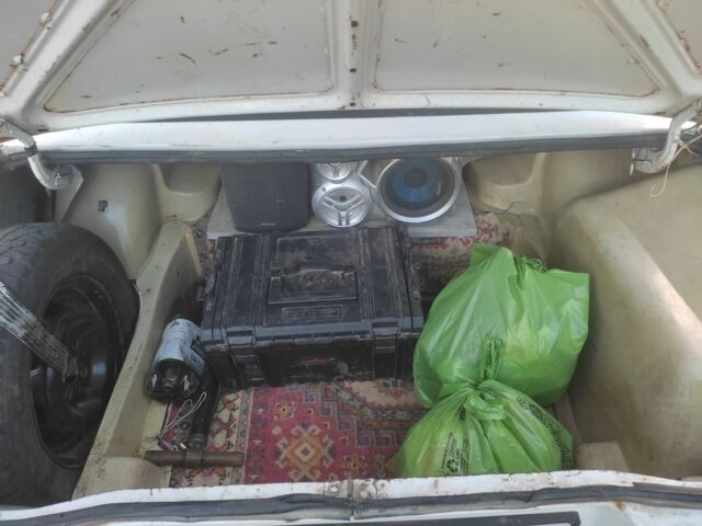 Білий ВАЗ 2107, об'ємом двигуна 0 л та пробігом 999 тис. км за 600 $, фото 6 на Automoto.ua