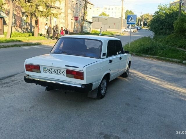Белый ВАЗ 2107, объемом двигателя 1.5 л и пробегом 300 тыс. км за 629 $, фото 5 на Automoto.ua