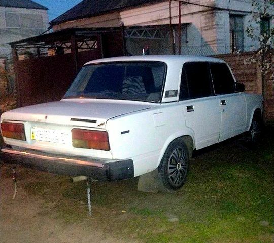 Белый ВАЗ 2107, объемом двигателя 1.5 л и пробегом 200 тыс. км за 605 $, фото 1 на Automoto.ua